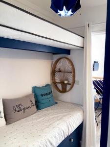 ein Etagenbett in einem winzigen Haus mit einer Decke in der Unterkunft Studio du vieux port in Quiberon