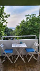 una mesa blanca y sillas sentadas en un balcón en Apartment Davor, en Pula