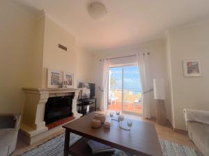 OCEAN VIEW VILLA BELAMARにあるテレビまたはエンターテインメントセンター