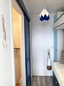 Habitación con puerta azul y armario en Studio du vieux port en Quiberon