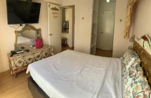 Ένα ή περισσότερα κρεβάτια σε δωμάτιο στο VERSALLES APARTMENT