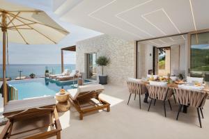 Bazén v ubytování Sun n Salt Private Villas nebo v jeho okolí