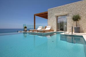 Bazén v ubytování Sun n Salt Private Villas nebo v jeho okolí