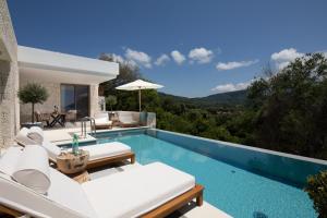 Bazén v ubytování Sun n Salt Private Villas nebo v jeho okolí