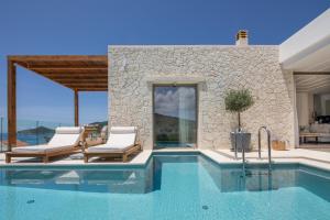 Bazén v ubytování Sun n Salt Private Villas nebo v jeho okolí