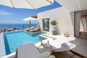 Bazén v ubytování Sun n Salt Private Villas nebo v jeho okolí