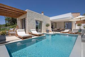 Bazén v ubytování Sun n Salt Private Villas nebo v jeho okolí