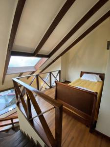 um quarto com uma cama num quarto com pisos em madeira em Cabañas del Puerto em Puerto Montt