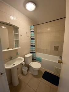 uma casa de banho com um lavatório, um WC e uma banheira em Cabañas del Puerto em Puerto Montt