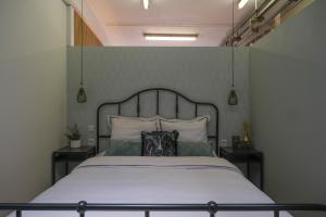 een slaapkamer met een groot bed met 2 nachtkastjes bij B&B SJLAOPE BIEJ DE SJLÈCHTER (slapen bij de slager) in Susteren