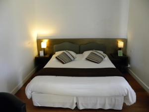 Letto o letti in una camera di Hotel La Bastie d'Urfé
