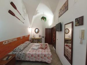 una camera con letto e tavolo di Central GH Formia a Formia