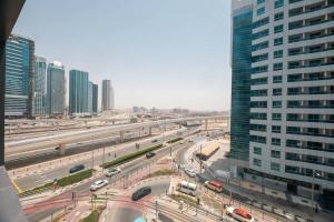 Fotografie z fotogalerie ubytování Urban Caves - Stylish Condo Near Marina Walk With City Views v Dubaji