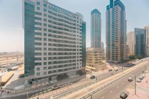 Fotografie z fotogalerie ubytování Urban Caves - Stylish Condo Near Marina Walk With City Views v Dubaji