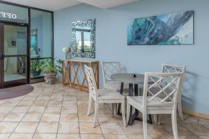 a dining room with a table and chairs at Phoenix All Suites Hotel in Gulf Shores