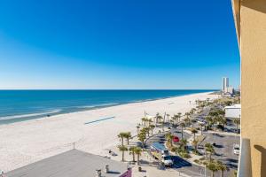 Blick auf einen Strand mit Palmen und das Meer in der Unterkunft Phoenix All Suites Hotel in Gulf Shores