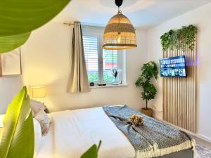 a bedroom with a white bed and a window at FLAIR Vorarlberg - Netflix - Küche - Balkon - Kostenloser Parkplatz in Bregenz