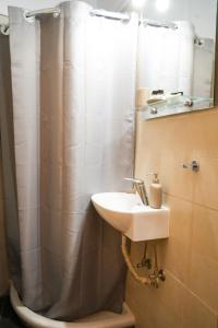 Bilik mandi di N2 Sokaki Apartment Nafplio