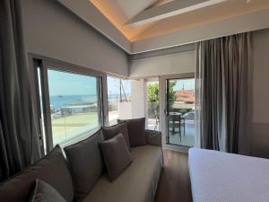 sala de estar con sofá y ventana grande en Studio Nikiti Beach en Nikiti