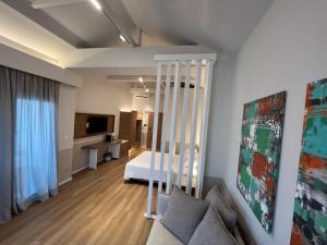 TV a/nebo společenská místnost v ubytování Studio Nikiti Beach