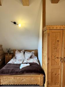 a bedroom with a bed with two towels on it at Willa Siumno in Białka Tatrzanska