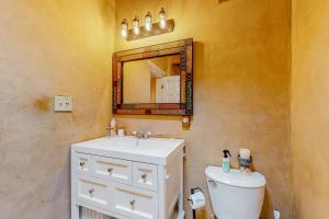 Glorieta的住宿－Day Break Star，一间带水槽、卫生间和镜子的浴室