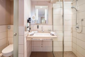 Koupelna v ubytování Nordseehotel Kröger + 37 fotografií