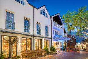 un edificio con un banco delante de él en Nordseehotel Kröger, en Langeoog