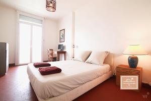 a bedroom with a large bed and a window at Le Grand Charles, Climatisé in Toulon