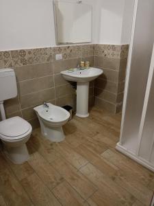 a bathroom with a toilet and a sink at PAIPER B&B in Palermo