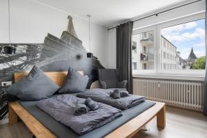 Cama en habitación con ventana grande en Apartment 8, direkt am Bahnhof, en Aachen