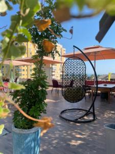 patio ze stołem, krzesłami i parasolem w obiekcie Top view hostel w Durrës