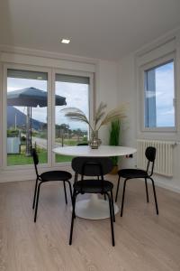 d'une salle à manger avec une table, des chaises et une fenêtre. dans l'établissement HOGAR DEL MAR, à Oia