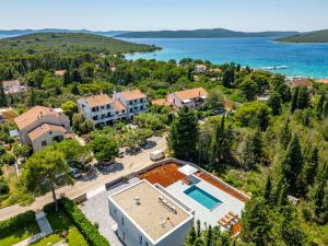 - une vue aérienne sur une villa avec une piscine dans l'établissement Villa Molaris Muline, à Ugljan