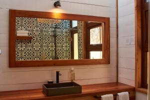 a bathroom with a sink and a mirror at Cuarzo Lodge in Pichilemu
