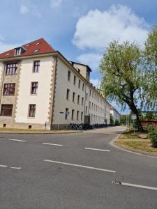 ein Gebäude an der Straßenseite in der Unterkunft Unterkunft Greifswald in Greifswald