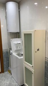 een kleine keuken met een witte koelkast in een kamer bij Stamopolu apartment in Primorsko