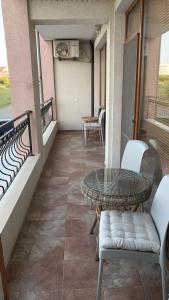 d'une terrasse avec une table et des chaises sur un balcon. dans l'établissement Stamopolu apartment, à Primorsko