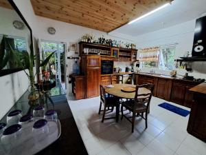 Η κουζίνα ή μικρή κουζίνα στο Belombre River Villa