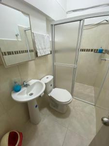 uma casa de banho com um WC, um lavatório e um chuveiro em Hotel Monaco em Tuluá