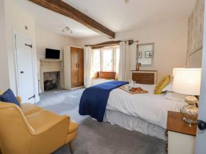 1 dormitorio con 1 cama grande y chimenea en Cunliffe House en Shipley