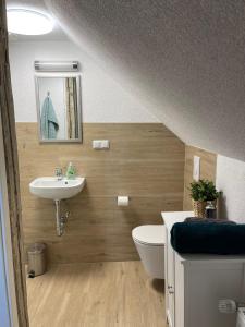 La salle de bains est pourvue d'un lavabo et de toilettes. dans l'établissement Spiegelslust-Apartments, à Marbourg