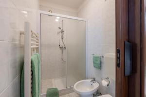 ein Bad mit einer Dusche, einem WC und einem Waschbecken in der Unterkunft La Casa del Pescatore in Cernobbio