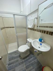 uma casa de banho com um WC e um lavatório em Hotel Monaco em Tuluá