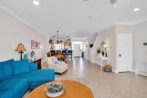 un salon avec un canapé bleu et une table dans l'établissement Three-Bedroom Townhouse, à Marathon