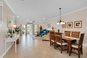 une salle à manger et un salon avec une table et des chaises dans l'établissement Three-Bedroom Townhouse, à Marathon 47 autres photos