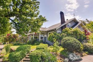 Vườn quanh Walk to Williams District Home with Hot Tub and Patio