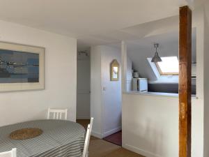 Kuchyňa alebo kuchynka v ubytovaní appartement Dinard hyper centre plage de l'Ecluse