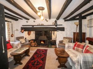 - un salon avec une cheminée et un canapé dans l'établissement The Old Church House, à Newton Abbot