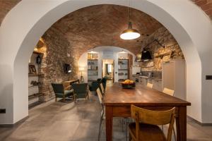 a kitchen and dining room with a table and chairs at Casa Masoni in Colle Val D'Elsa